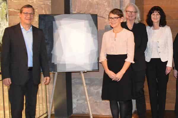 Preisverleihung: Toni Wombacher (2. von links) - hier mit ihrem Werk „10 Blätter“ - ist die aktuelle Kunstpreisträgerin der Stadt Marktheidenfeld. Im Dezember wird ein neuer Preisträger gewählt